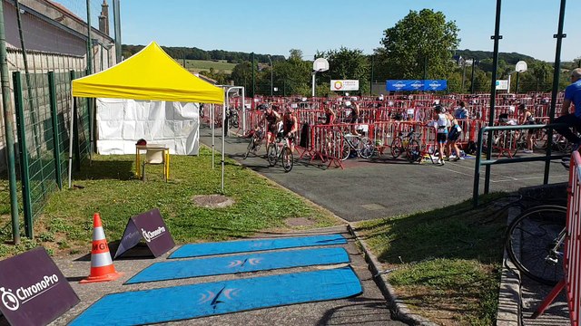 Les triathlètes au début du parcours vélo du triathlon X'Sel de Laneuveville -devant-Nancy