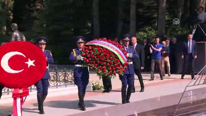 Скачать видео: Türkiye Cumhurbaşkanı Erdoğan, Haydar Aliyev'in kabrini ziyaret etti - BAKÜ