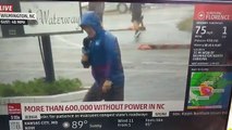 Un journaliste américain exagère un peu face à l'ouragan Florence... Bon comédien