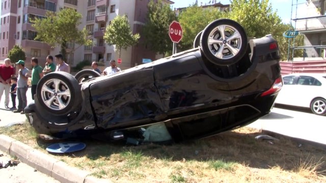 Elazığ’da iki otomobil çarpıştı, biri takla attı :4 yaralı