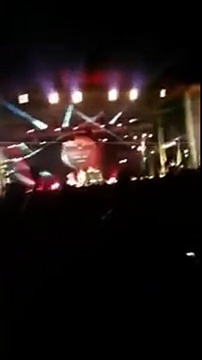 سب و شتم بنت ستاتي لحظة صعودها إلى البولفارد - ILY in L'boulevard