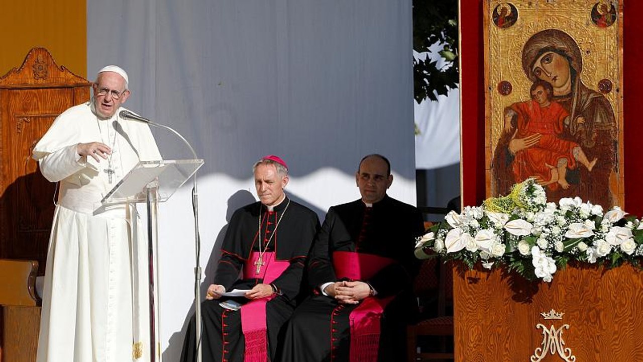 'Brothers and sisters' of the Mafia, repent, pope says in Sicily