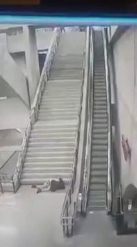 Un jeune complètement ivre fait une énorme chute dans le métro