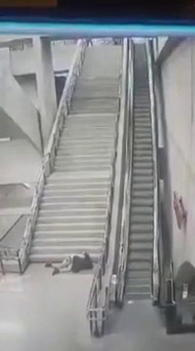 Un jeune complètement ivre fait une énorme chute dans le métro