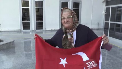 Türk Bayrağıyla Teröristleri Protesto Etti