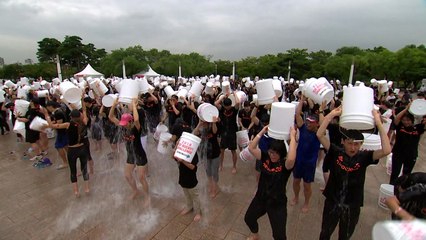 "루게릭병 환자에 관심을..." 수백 명 아이스 버킷 챌린지 / YTN