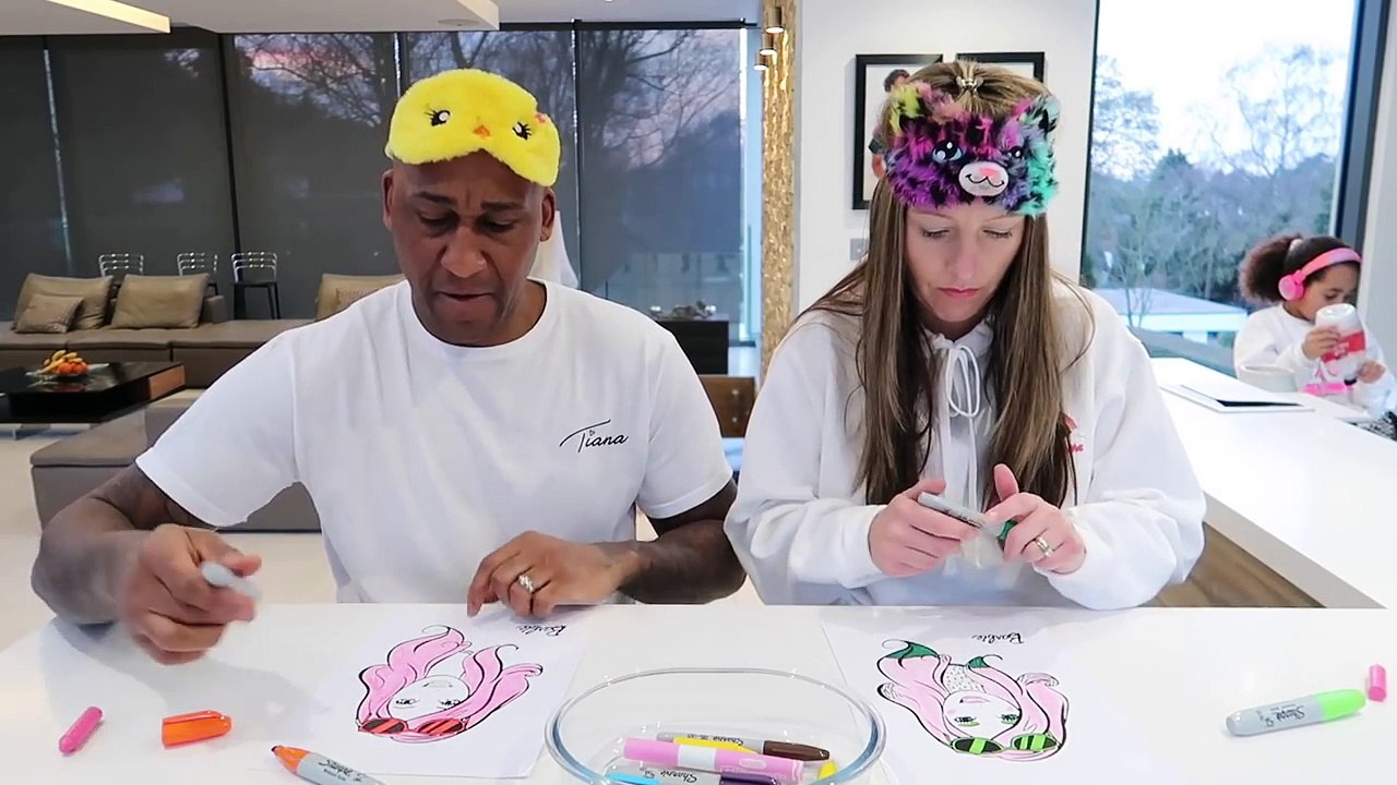 3 MARKER CHALLENGE With Barbie - MUM VS DAD Edition