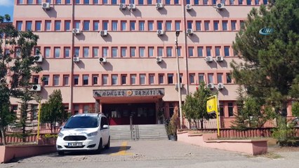 Polisi görünce uyuşturucu maddeyi yere attı