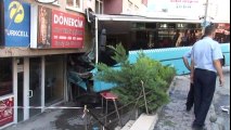 Güneşli'de Halk Otobüsü Binaya Çarptı