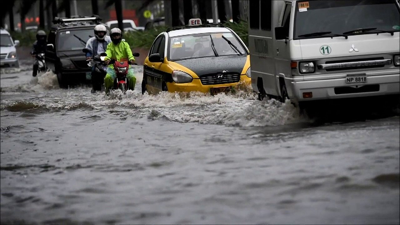 Super Typhoon Mankghut hits the Philippines' capital Manila