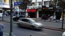 Şişli Halaskargazi Caddesi'nde bir döviz bürosu silahlı zanlılarca soyuldu. Soyguncuların kaçış anı kamerada