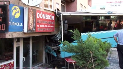 Halk otobüsü binaya girdi: 4 yaralı