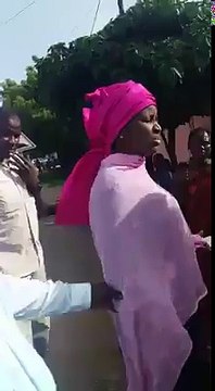 Elle a di qu'elle ne cède pas à ces chantages la!!! Louko femmes bi wakh wala def ba mariama sarr reagiré ni ? Bien k je ne salu pas son geste
