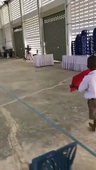 Un enfant arrive à maintenir son avion dans l'air avec sa nouvelle astuce !