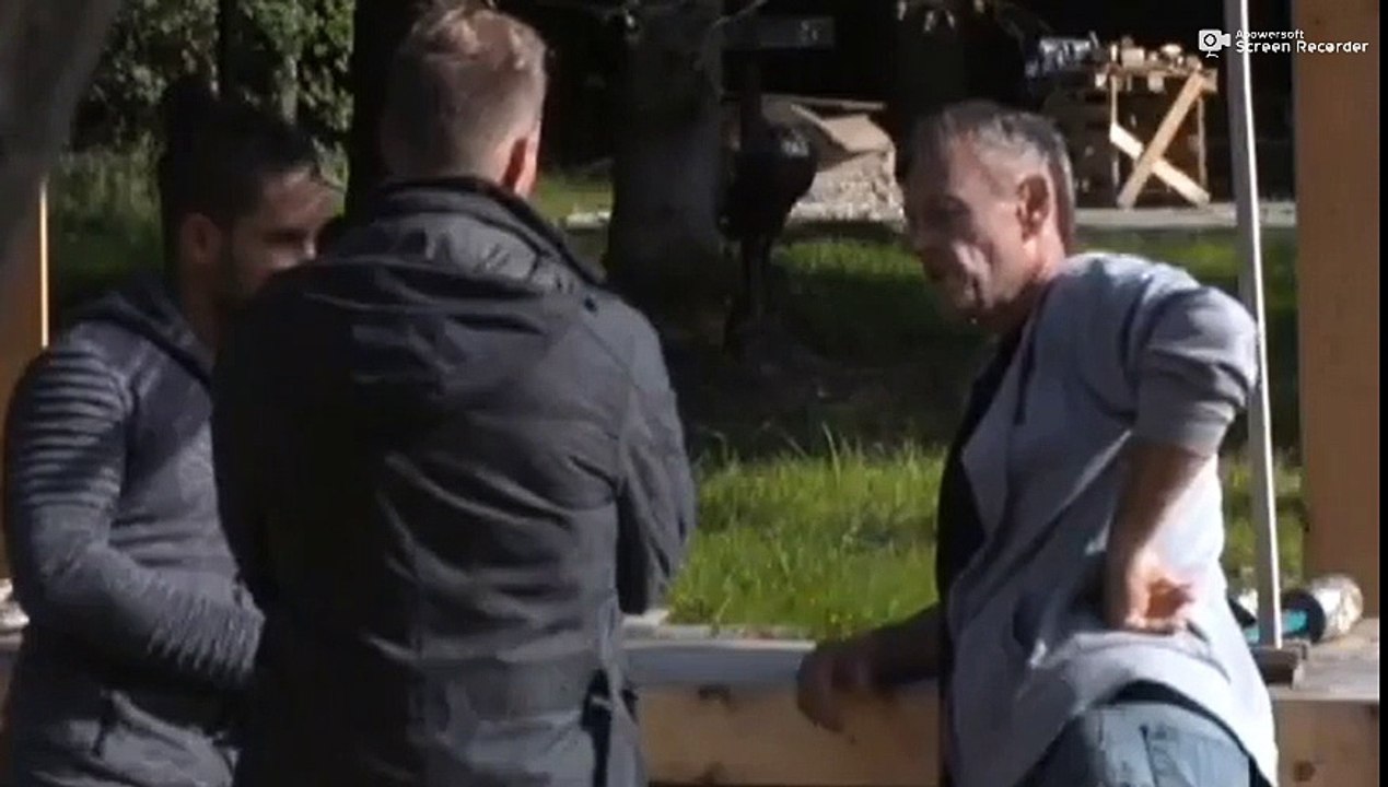 John Joa en Timo hebben erover dat Leon niet mag logeren in de tent