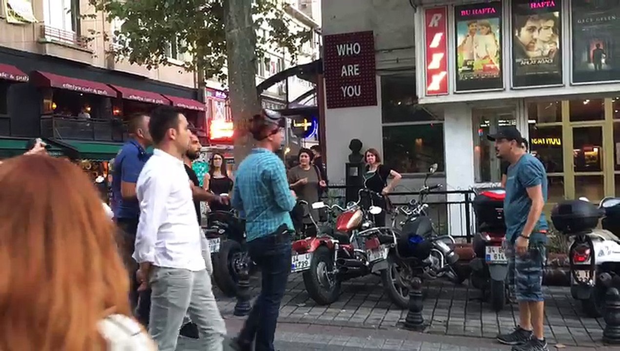 Kadıköy'de polisin biber gazlı müdahalesine vatandaşlardan tepki: Çocuklar var!