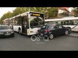 Ora News - Autobusi i linjës Tiranë-Kamëz përplaset me automjetin