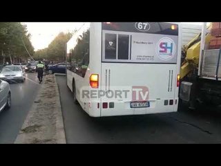 Kamëz, aksidentohet makina me autobuzin, paniku zë pasagjerët dhe shtatzënën që ndodhej në urban