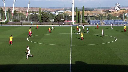 Antonio, del Juvenil A, marca un golazo desde el centro del campo