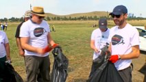 - Gürcistan Devlet Başkanı Margvelaşvili çöp toplama kampanyasına katıldı- Gürcistan Devlet Başkanı Margvelaşvili ‘Temizlik Günü’  için çöp topladı