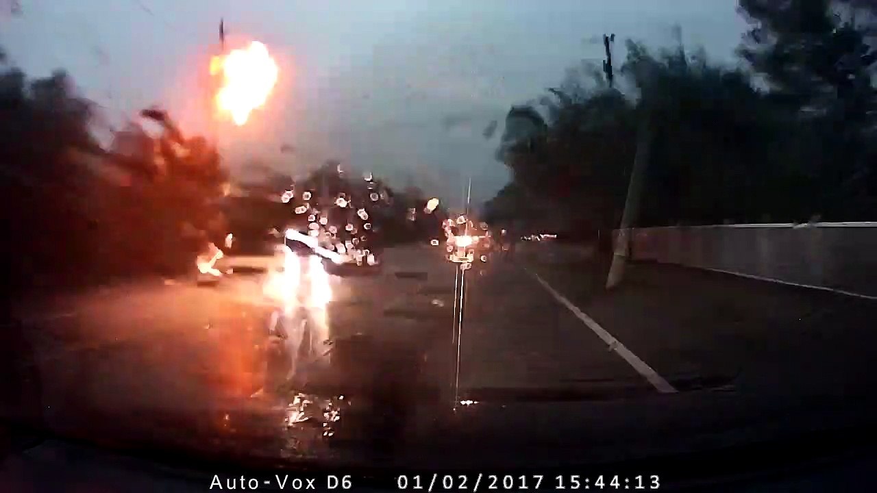 La foudre tombe en pleine route tout pret d'une voiture