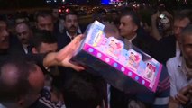 Türkiye Cumhurbaşkanı Erdoğan, Zeytinburnu sahilinde piknik yapan vatandaşlarla sohbet etti