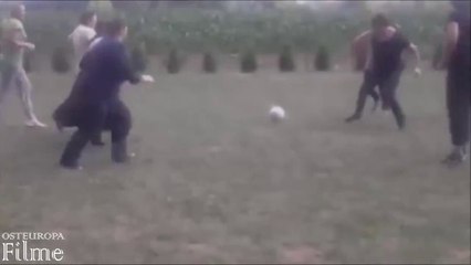 Lustige Fußball in einem rumänischen Dorf