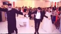 Priester tanzen auf einer Hochzeit