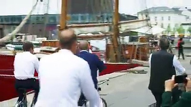 Le Premier ministre danois accueille le président français en...Vélo !