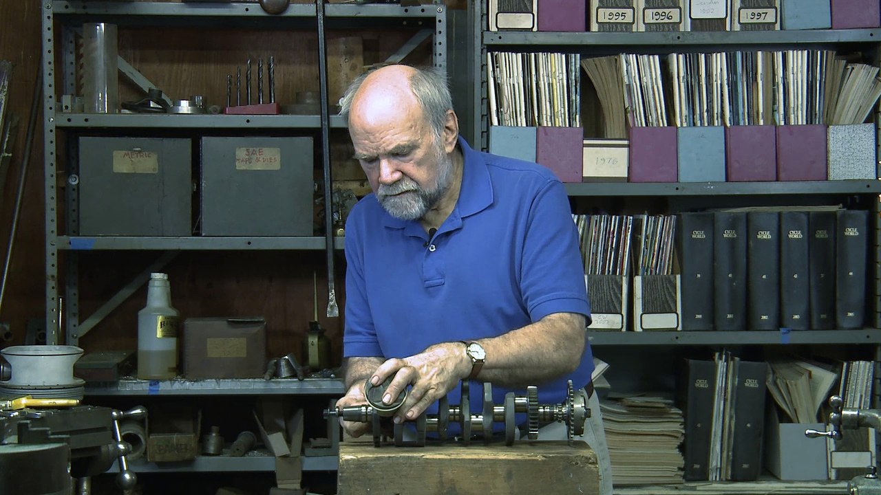 How Do Pistons And Connecting Rods Attach To A Crankshaft?