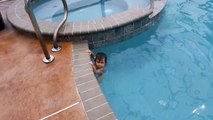 Un bébé de 12 mois nage dans une piscine