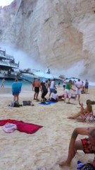 Un morceau de falaise se décroche près d'une plage (Grèce)