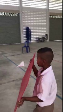 Faire voler un avion en papier à l'aide d'un carton