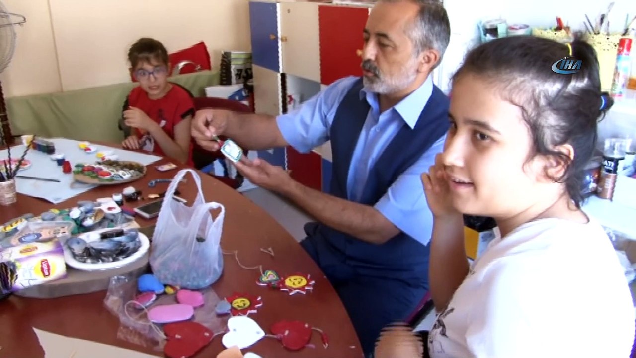 Sevgi Evleri’nde kalan engelli çocuklar, ektikleri sebzeleri hasat etti