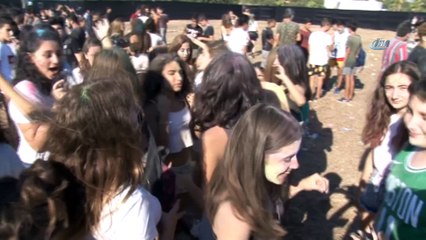 Antalya'da gençler okul öncesi boya savaşında stres attı