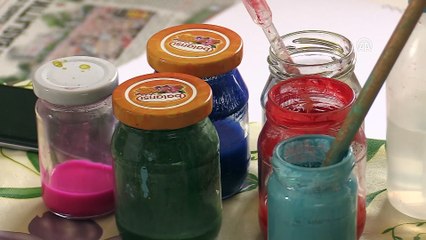 Uşaklı gurbetçi köylü kadınlara ebru yapmayı öğretiyor - UŞAK