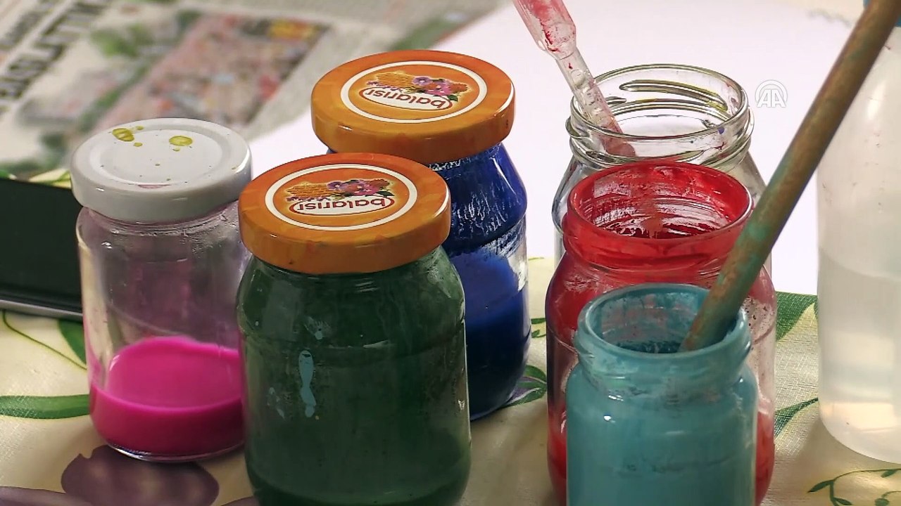 Uşaklı gurbetçi köylü kadınlara ebru yapmayı öğretiyor - UŞAK