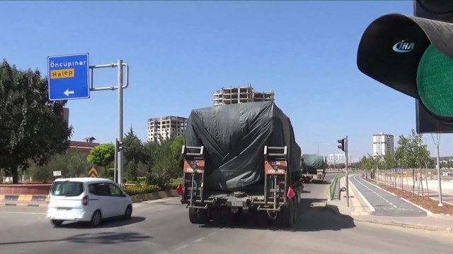 Kilis’ten İdlib sınırına obüs ile Zırhlı Personel Taşıyıcı sevkiyatı