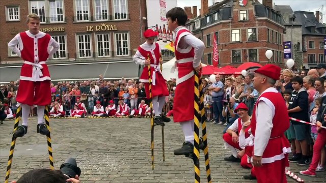 Fêtes de Wallonie à Namur : Le combat de l'échasse de bois