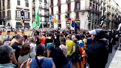 Concentrats pel català canten 'Passi-ho bé' als operaris que desmunten la tarima de la manifestació espanyolista