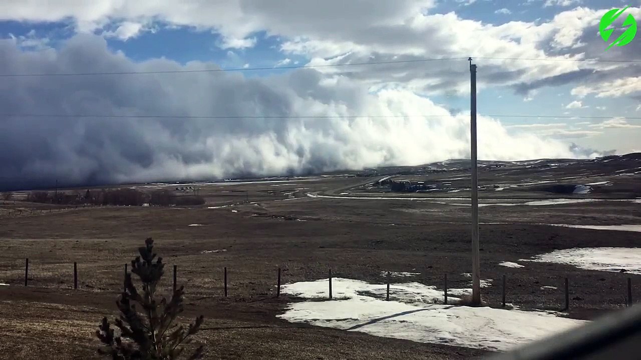 Des nuages impressionnants avalent tout sur leur passage...