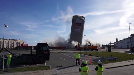 La démolition de ce silo ne se passe pas comme prévu