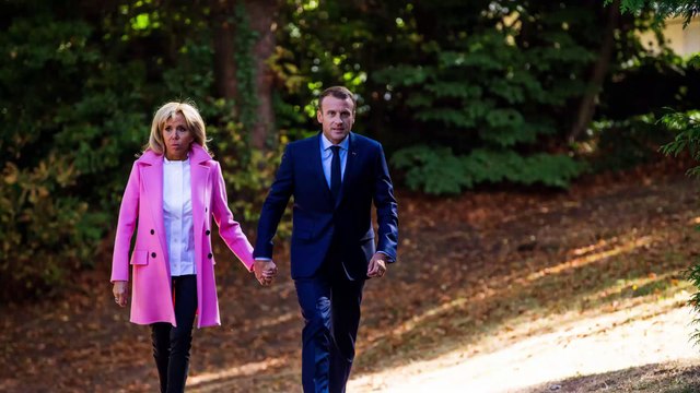 Brigitte Macron dans la série Vestiaires : Son étonnant petit clin d’œil à Valérie Trierweiler