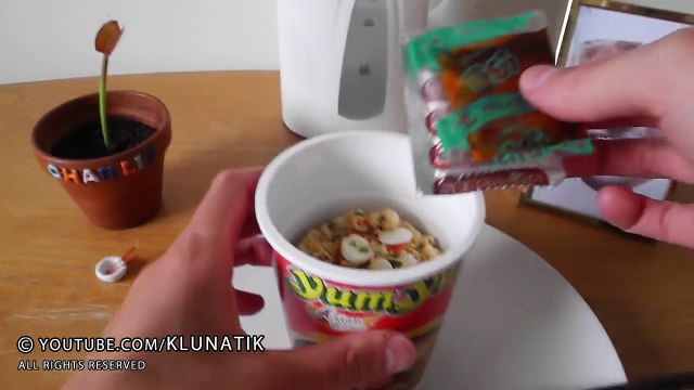 KLUNA EATING REAL FOOD (NOODLES)!! Kluna Tik ASMR eating sounds COMER LOS TALLARINES SIN COCER