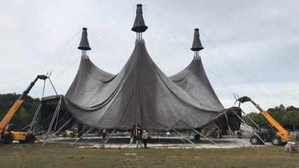 Le montage du chapiteau monumental du spectacle de Bartabas