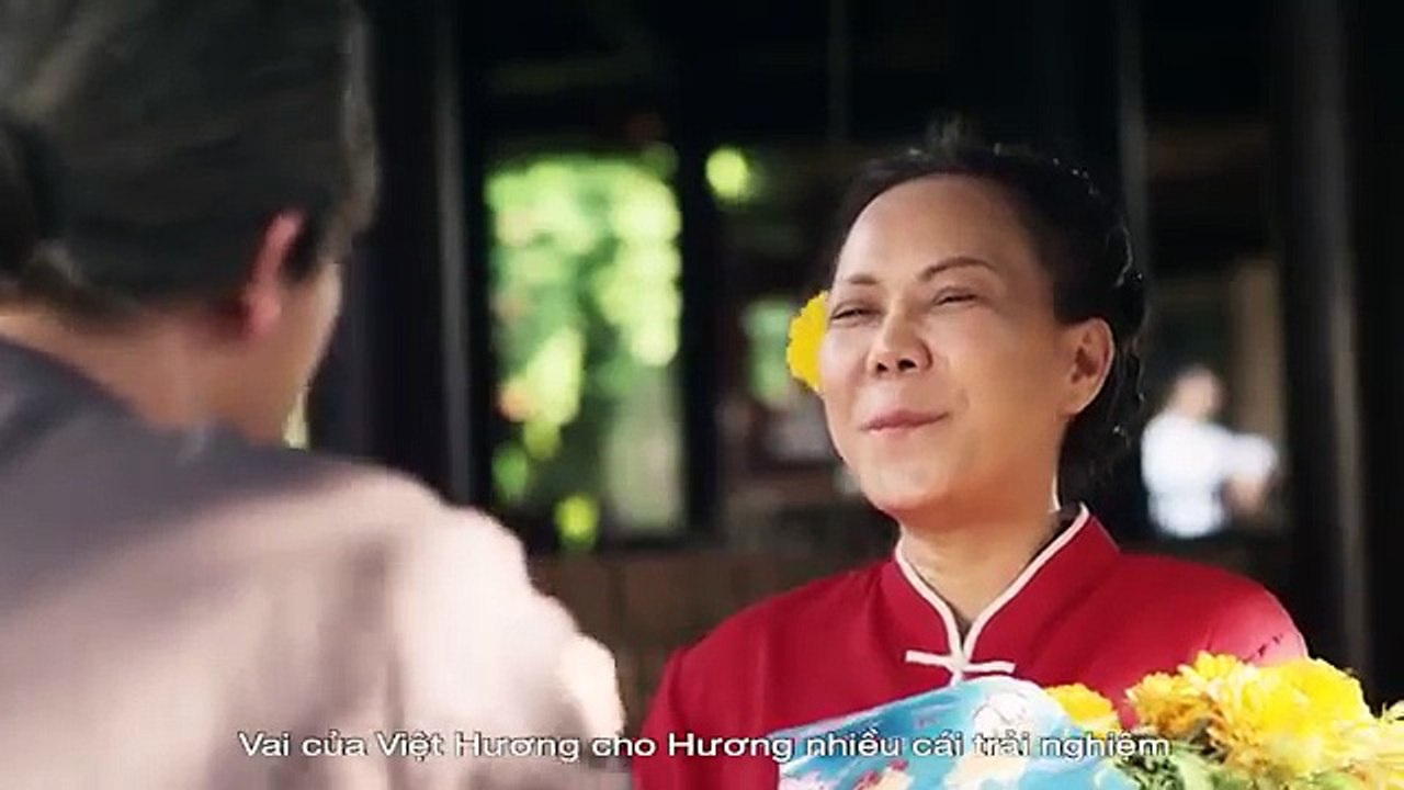 [HOÁN ĐỔI] "Má" Việt Hương bị treo dây cáp nhiều giờ liền, băng bó khắp người vẫn lầy lội