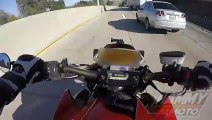 Ce motard chute et glisse sous un camion à pleine vitesse et s'en sort miraculeusement
