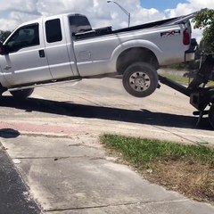 Un pickup essaye de se débloquer d'une dépanneuse de fourrière