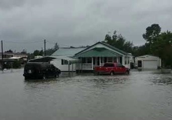 Скачать видео: South Carolina Town's Streets Flooded