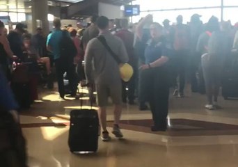 Tải video: Abandoned Rental Car Causes Temporary Closure of Phoenix Sky Harbor International Airport